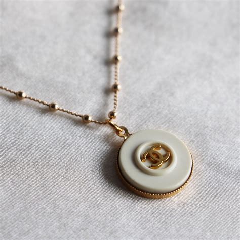 collier upcyclé chanel